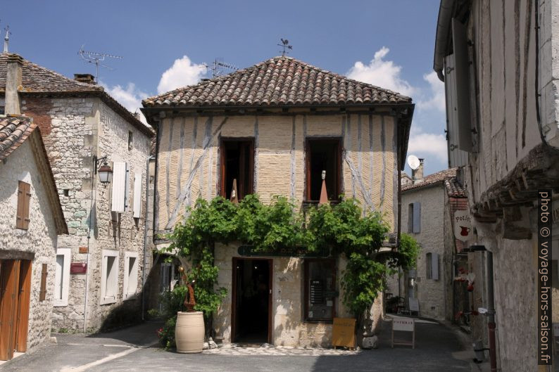 Maison centrale de la Place Bari Baillou. Photo © Alex Medwedeff