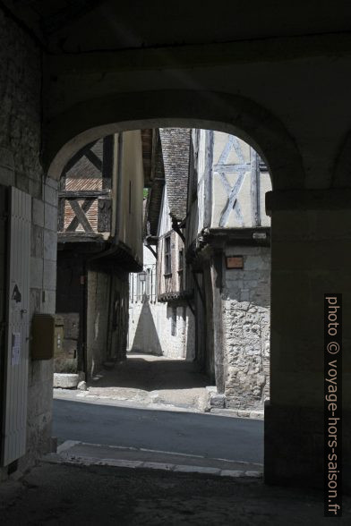 Encorbellement assombrissant les passages. Photo © Alex Medwedeff