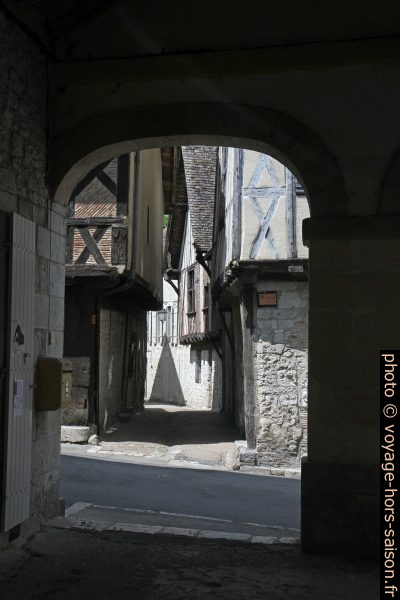Encorbellement assombrissant les passages. Photo © Alex Medwedeff