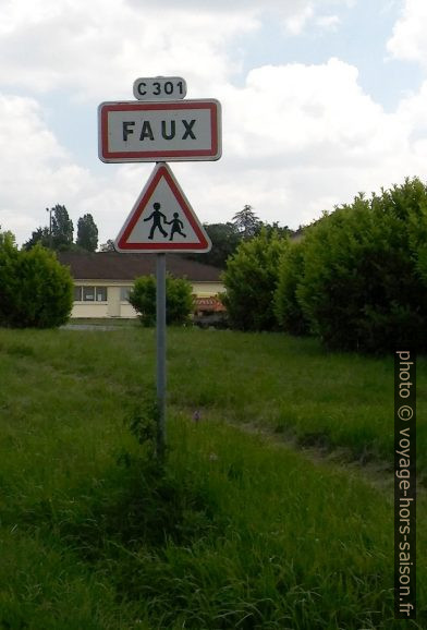 Panneau d'entrée d'agglomération de Faux. Photo © André M. Winter