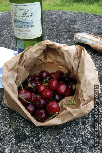 Cerises et vin de Bergerac. Photo © Alex Medwedeff