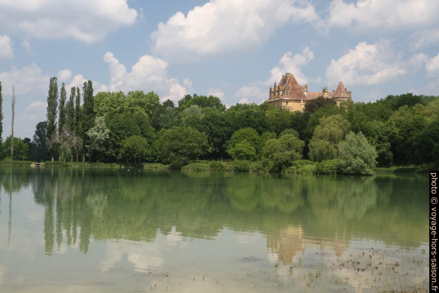 Plan d'eau de Lanquais et le château au fond. Photo © Alex Medwedeff