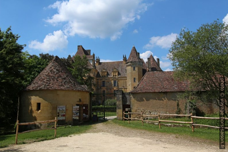 Accès par les anciennes écuries du Château de Lanquais. Photo © André M. Winter