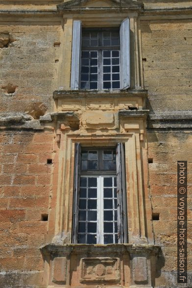 Fenêtres de style Renaissance du Château de Lanquais. Photo © Alex Medwedeff