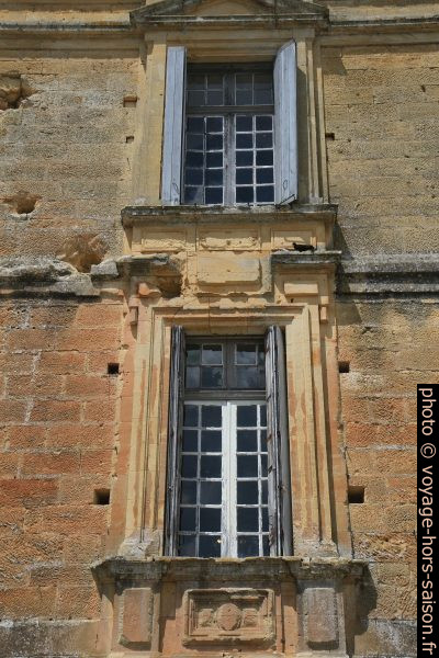 Fenêtres de style Renaissance du Château de Lanquais. Photo © Alex Medwedeff