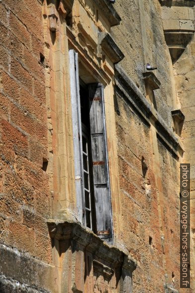 Fenêtre de style Renaissance du Château de Lanquais. Photo © Alex Medwedeff