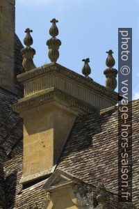 Cheminée de style Renaissance sur le toit du Château de Lanquais. Photo © André M. Winter