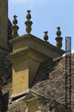 Cheminée de style Renaissance sur le toit du Château de Lanquais. Photo © André M. Winter