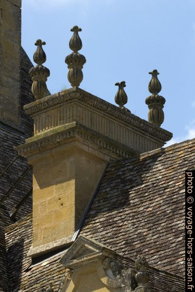Cheminée de style Renaissance sur le toit du Château de Lanquais. Photo © André M. Winter