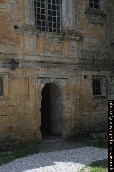 Porte dans la partie Renaissance du Château de Lanquais. Photo © Alex Medwedeff
