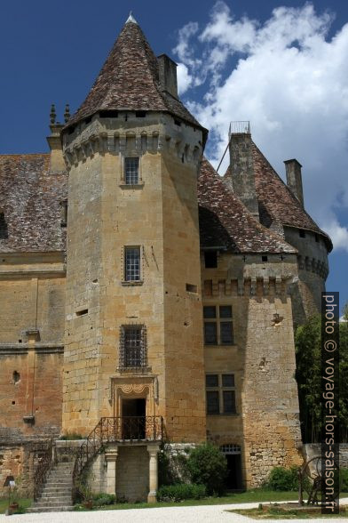 Tour octogonale du Château de Lanquais. Photo © Alex Medwedeff