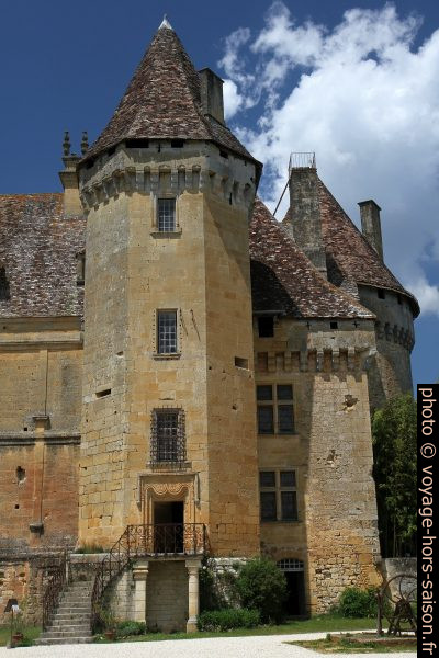 Tour octogonale du Château de Lanquais. Photo © Alex Medwedeff