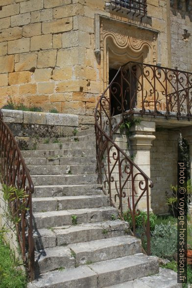 Escalier d'accès à la partie médiévale du Château de Lanquais. Photo © Alex Medwedeff