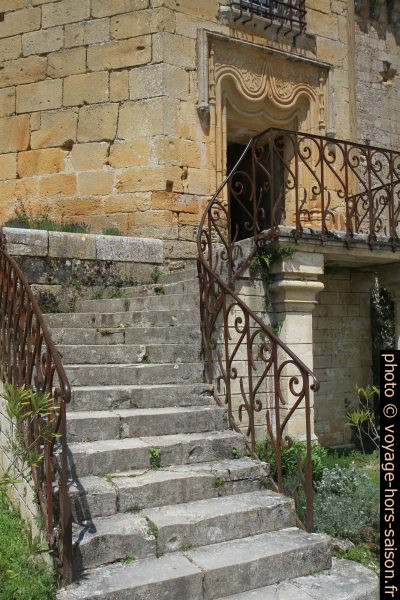 Escalier d'accès à la partie médiévale du Château de Lanquais. Photo © Alex Medwedeff