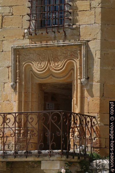 Porte d'accès à la tour octogonale du Château de Lanquais. Photo © André M. Winter