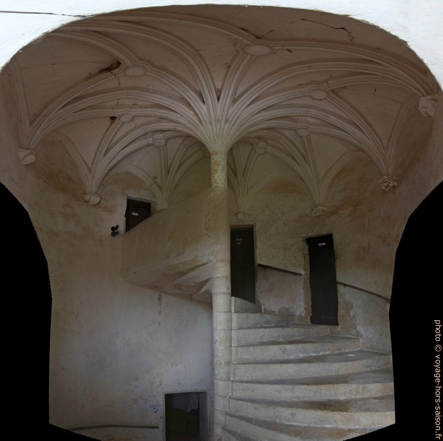Escalier aux marches monolithiques et voûte en palmier de la tour octogonale. Photo © André M. Winter