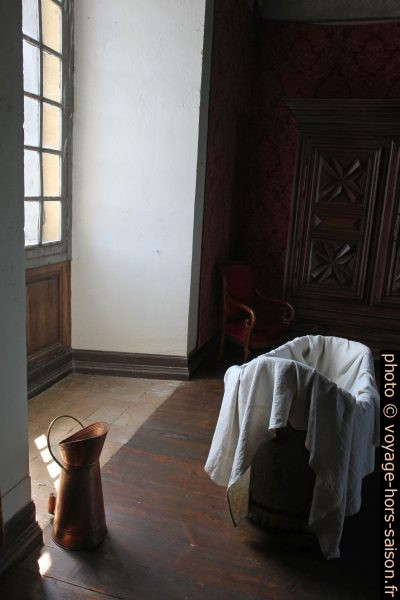Baignoire mobile de la chambre de madame du Château de Lanquais. Photo © Alex Medwedeff