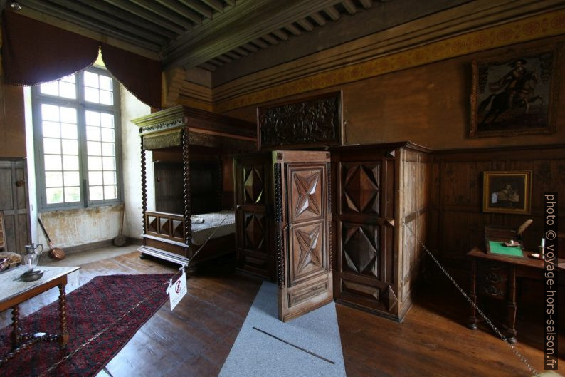 Chambre de monsieur du Château de Lanquais. Photo © André M. Winter