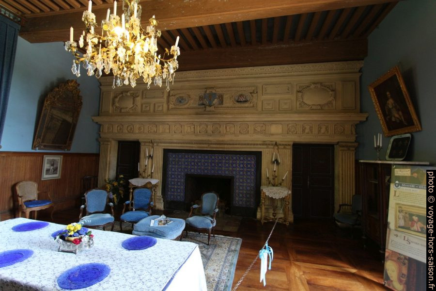 Cheminée portique du grand salon du Château de Lanquais. Photo © André M. Winter