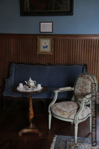 Table de thé du grand salon du Château de Lanquais. Photo © Alex Medwedeff