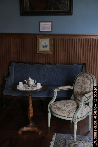 Table de thé du grand salon du Château de Lanquais. Photo © Alex Medwedeff