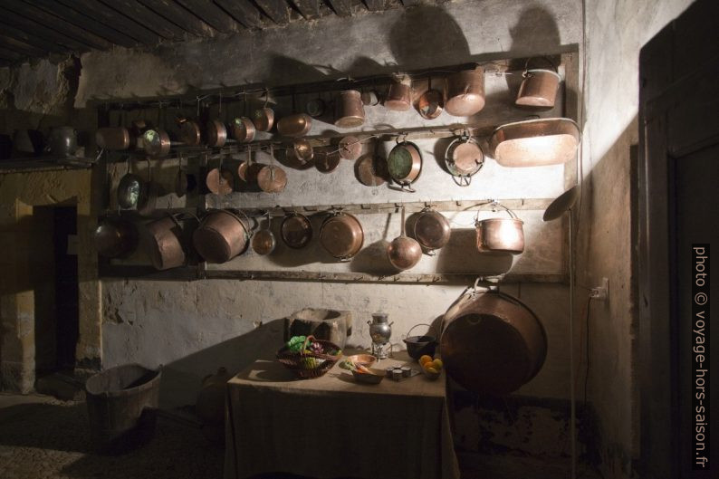 Batterie de pots en cuivre de la cuisine Renaissance du Château de Lanquais. Photo © André M. Winter