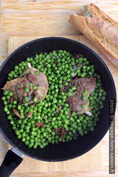 Poêle avec canard et petits pois. Photo © Alex Medwedeff