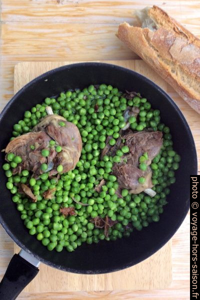 Poêle avec canard et petits pois. Photo © Alex Medwedeff
