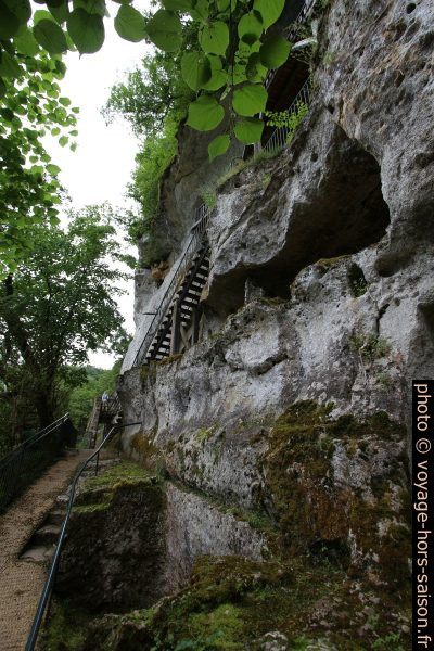 Chemins et cavités à l'est de la Roque Saint-Christophe. Photo © André M. Winter
