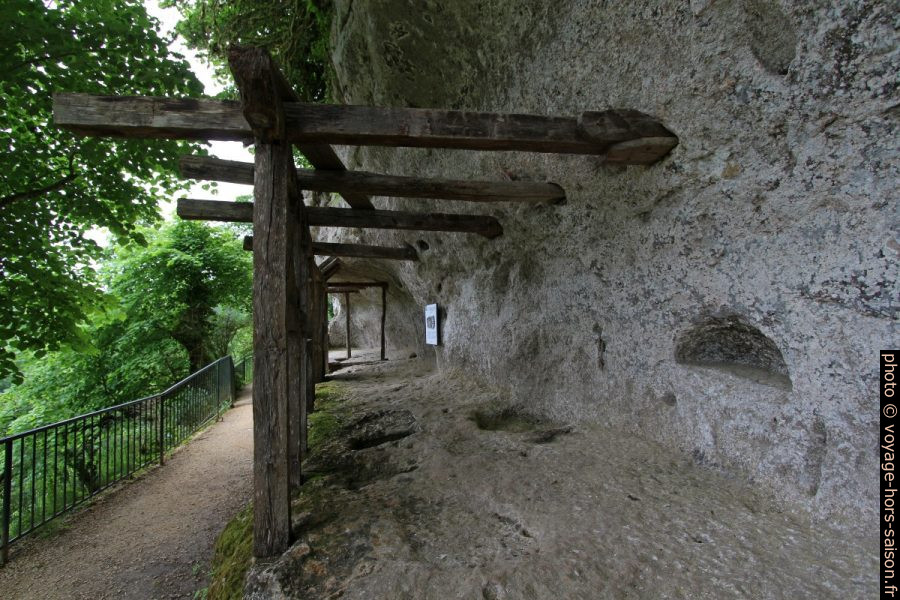 Niches recevant les poutres des toits à la Roque St.-Christophe. Photo © André M. Winter
