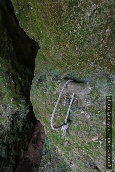 Anneau creusé dans la roche pour attacher des animaux. Photo © André M. Winter