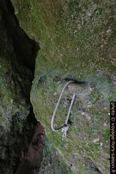 Anneau creusé dans la roche pour attacher des animaux. Photo © André M. Winter