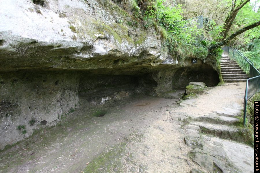 Abri sous roche dans la partie basse de la Roque Saint-Christophe. Photo © André M. Winter
