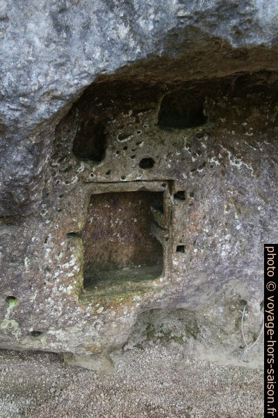 Emplacement d'un coffre-fort dans la paroi à la Roque Saint-Christophe. Photo © André M. Winter