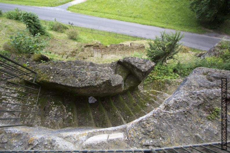 Escalier menant dans le vide à la Roque Saint-Christophe. Photo © André M. Winter