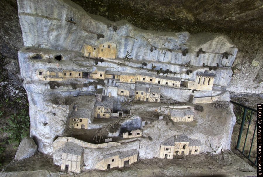 Maquette de l'habitat à la Roque Saint-Christophe au 16e siècle. Photo © André M. Winter