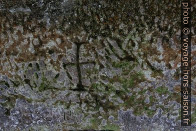 Croix gravée dans la paroi à la Roque Saint-Christophe. Photo © André M. Winter
