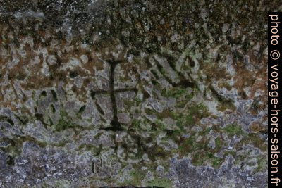 Croix gravée dans la paroi à la Roque Saint-Christophe. Photo © André M. Winter