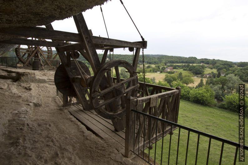 Treuil de puits à diabolo à la Roque Saint-Christophe. Photo © André M. Winter