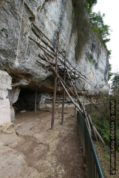 Échafaudage à la Roque Saint-Christophe. Photo © André M. Winter