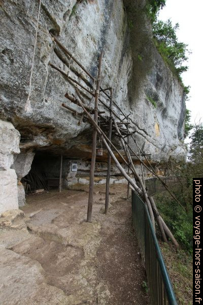 Échafaudage à la Roque Saint-Christophe. Photo © André M. Winter