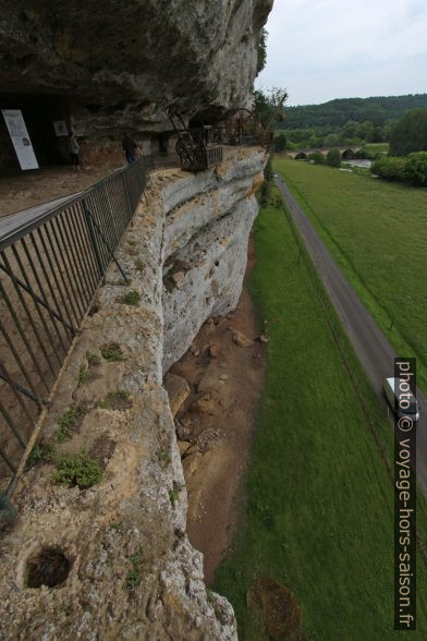 Escarpement calcaire de la Roque Saint-Christophe. Photo © André M. Winter