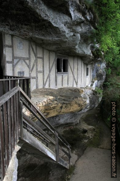 Galerie de la Roque Saint-Christophe fermée par colombages. Photo © Alex Medwedeff