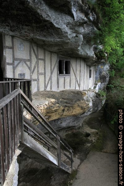 Galerie de la Roque Saint-Christophe fermée par colombages. Photo © Alex Medwedeff