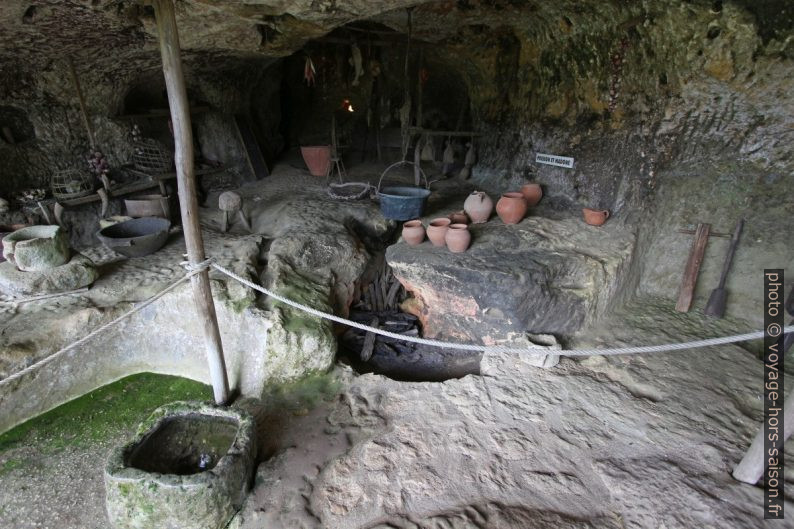 Cuisine troglodytique à la Roque Saint-Christophe. Photo © André M. Winter