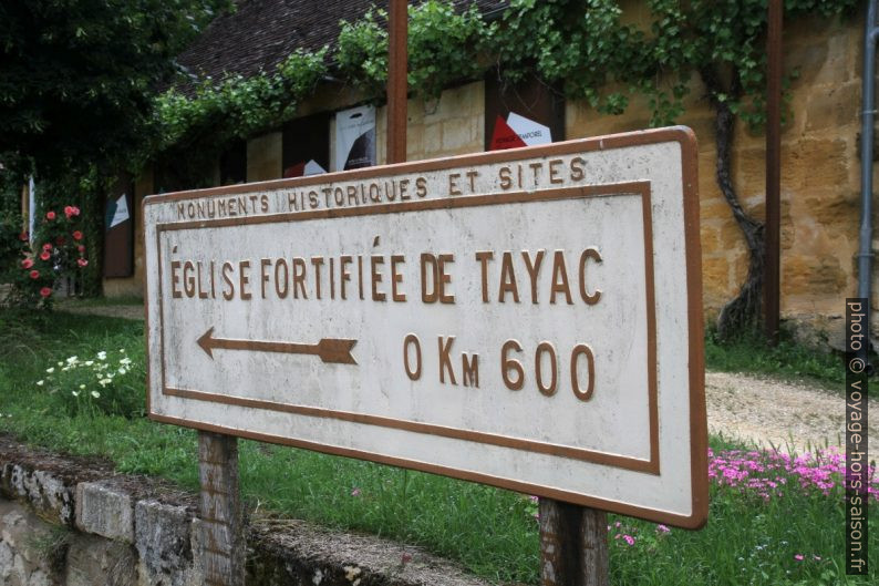 Panneau ancien indiquant l'église de Tayac. Photo © André M. Winter