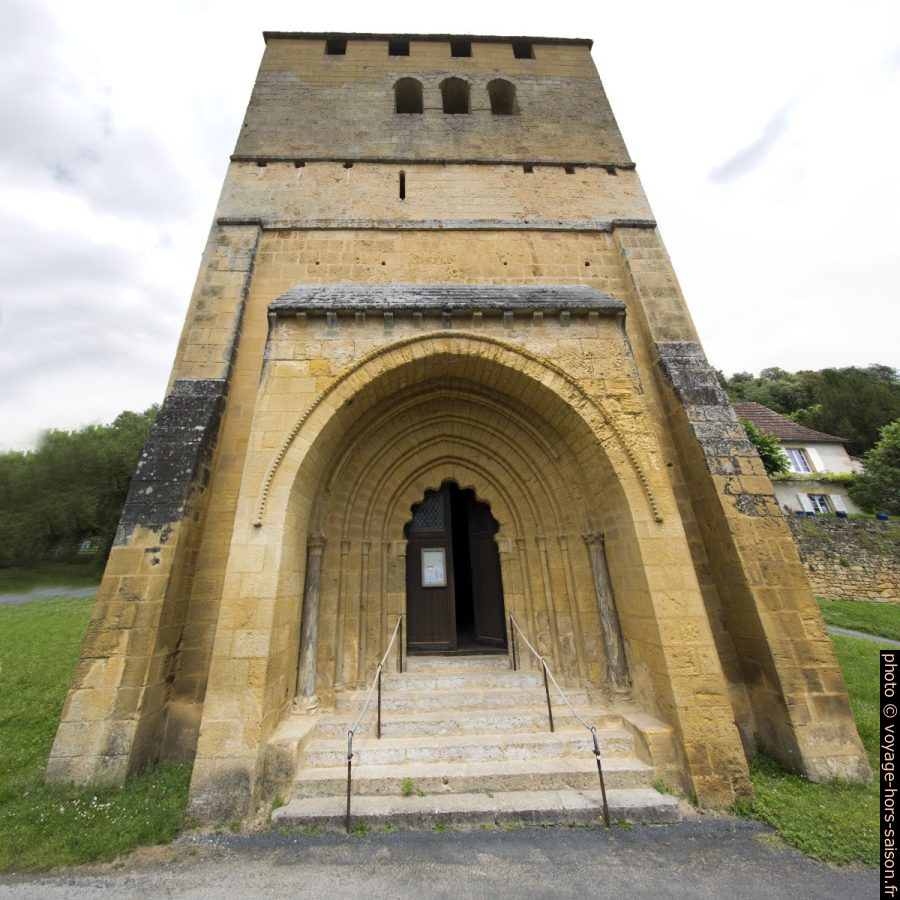 Clocher-mur massif et portail de l'église fortifiée de Tayac. Photo © André M. Winter