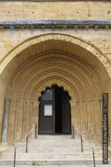 Portail de l'église fortifiée de Tayac. Photo © Alex Medwedeff