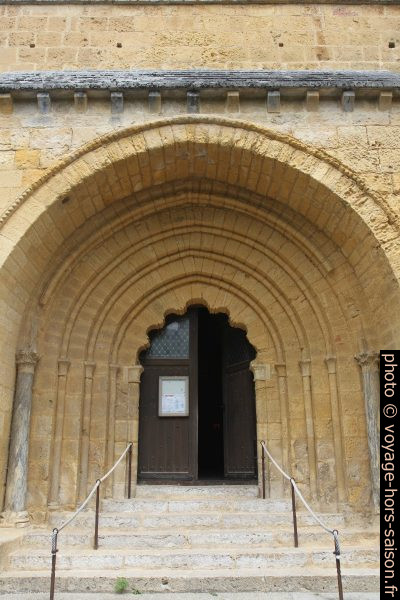 Portail de l'église fortifiée de Tayac. Photo © Alex Medwedeff