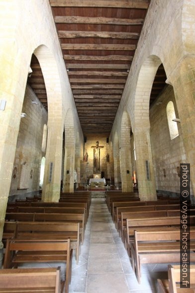 Nef non-voûtée de l'église fortifiée de Tayac. Photo © André M. Winter